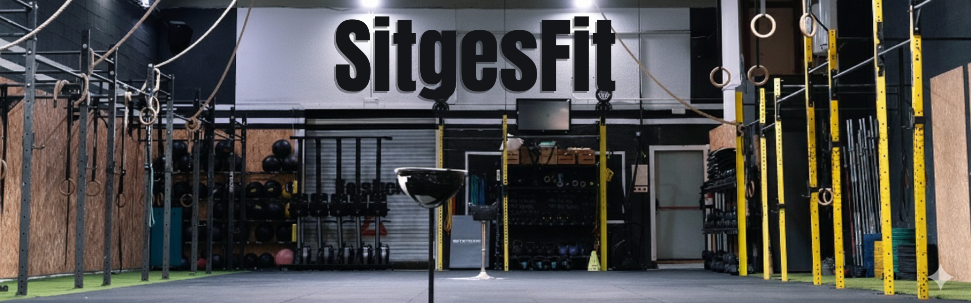 Interior del gimnasio con aparatos