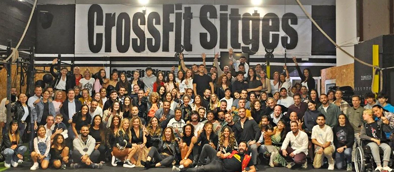 grupo de profesores y alumnos en el gimnasio