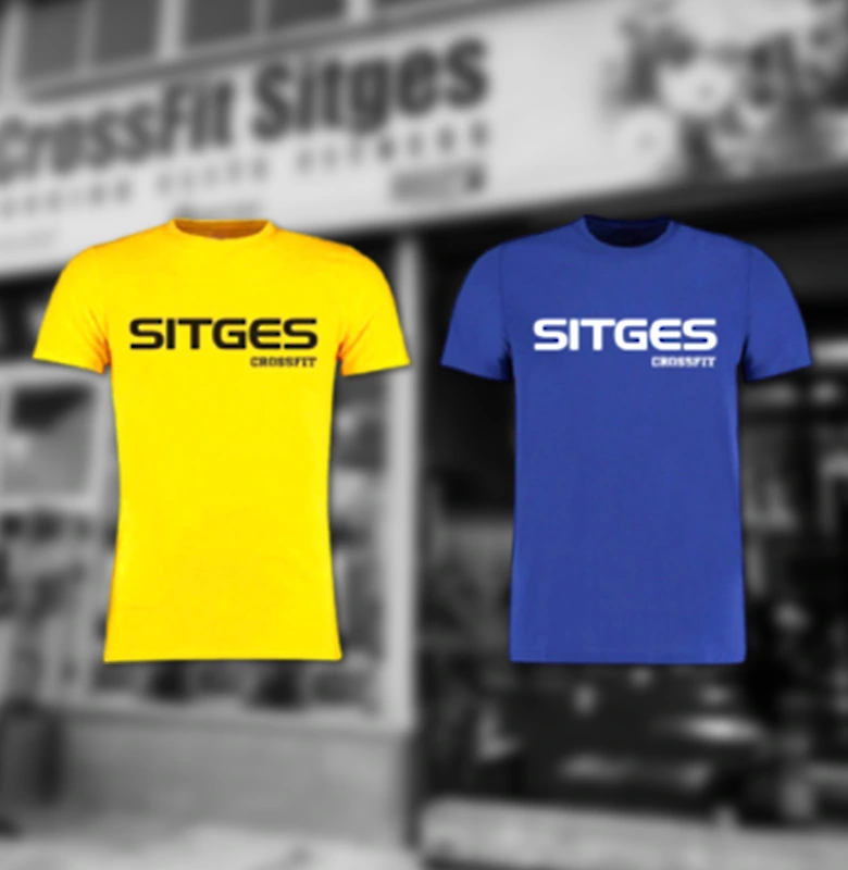 camiseta amarilla y azul con letras Sitges