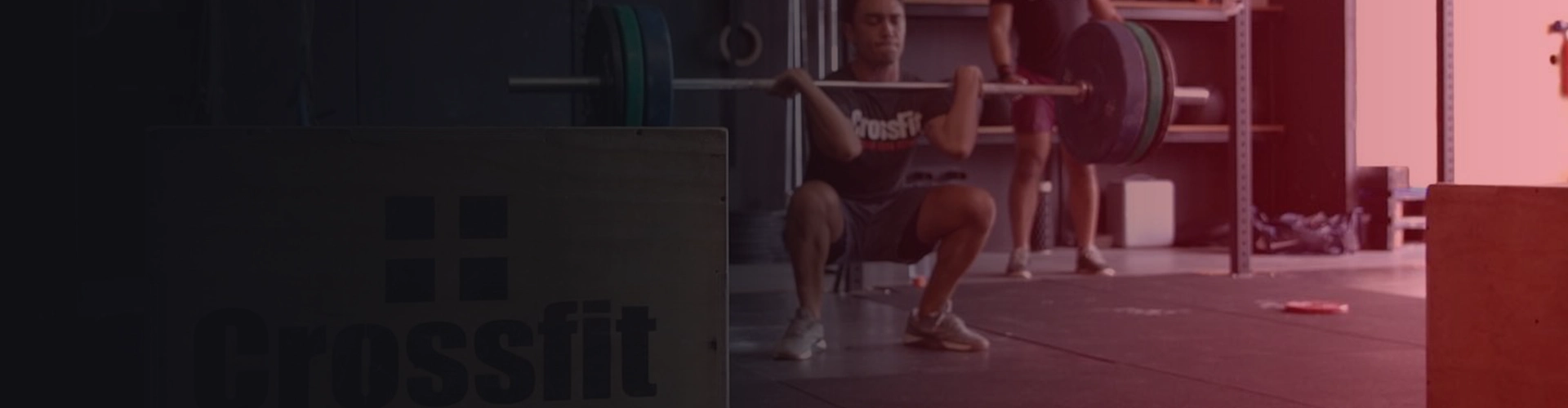 Personas levantando peso en gimnasio