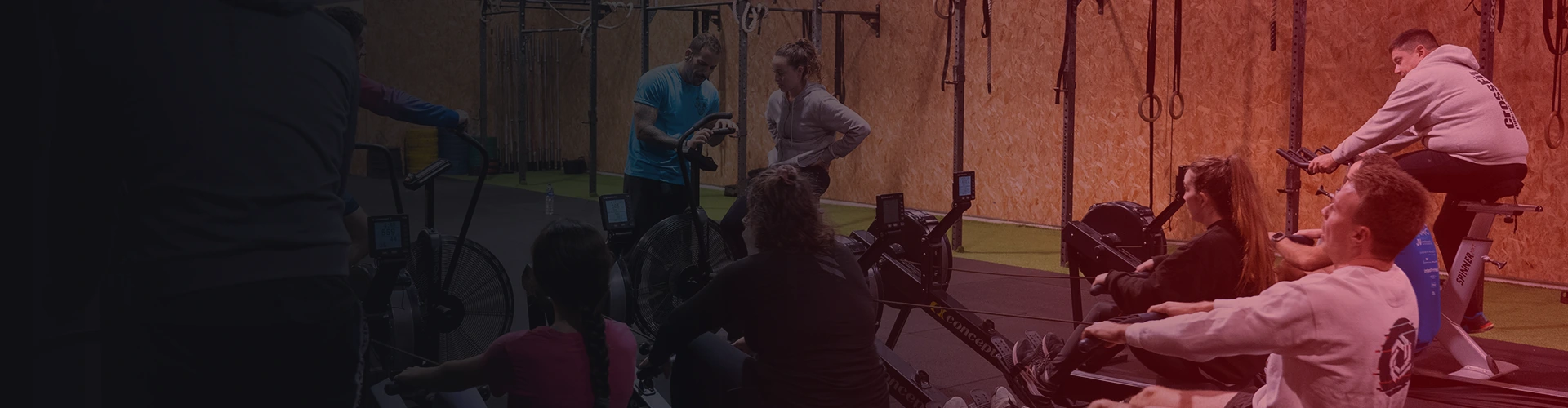 Personas levantando peso en gimnasio