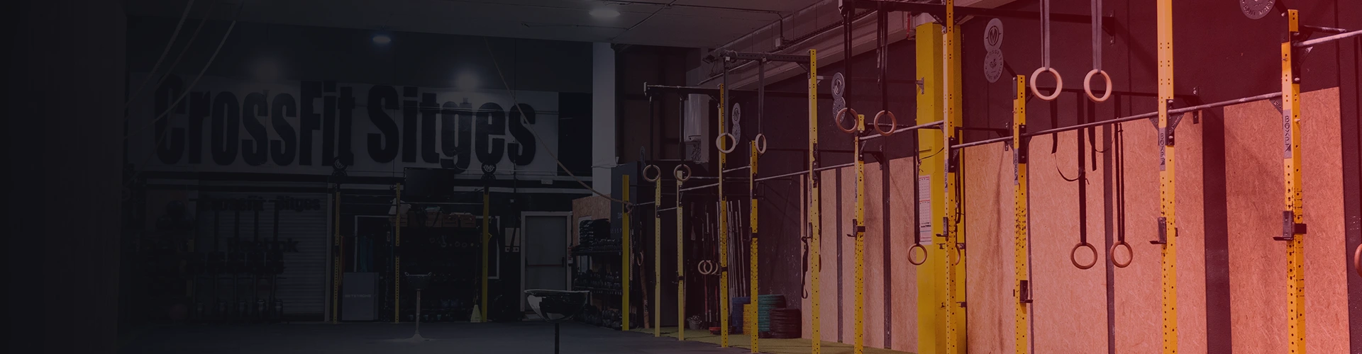Interior de gimnasio con  aparatos